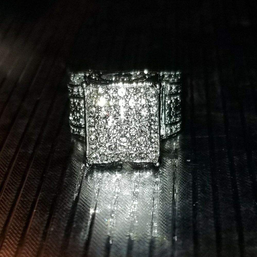 NWOT White sapphire pedestal ring